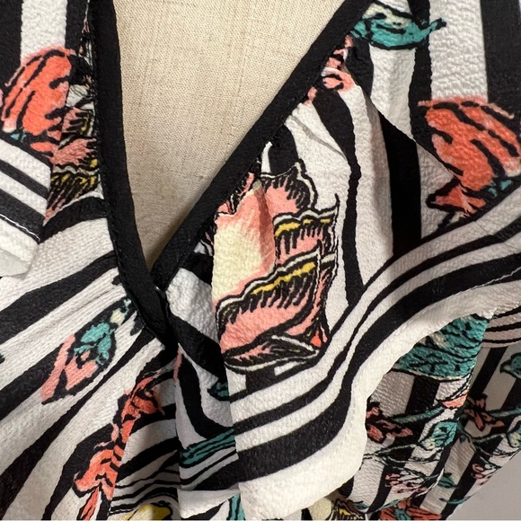 Flying Tomato Floral Outlined Faux Wrap Crop Top With Flare Sleeves - Reemoly - Picture 5 of 12